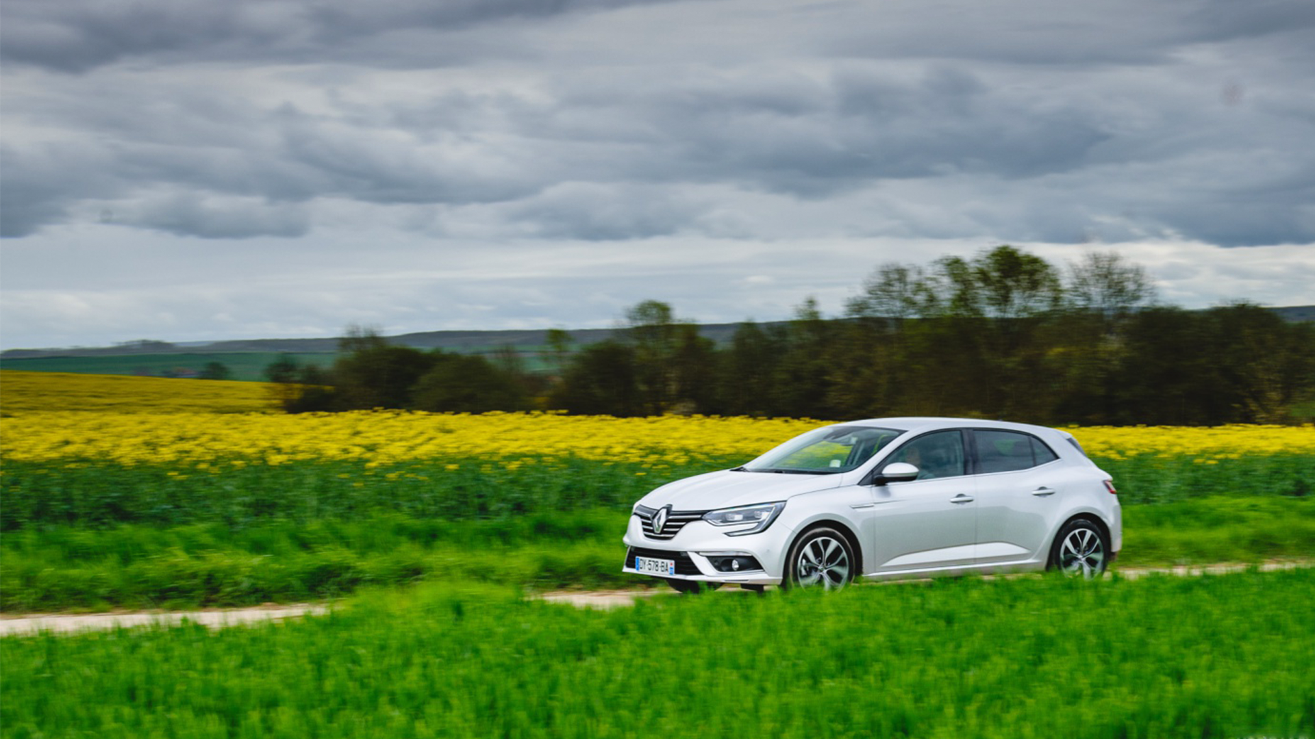 Voiture roulant à travers la campagne du pays de Vitré